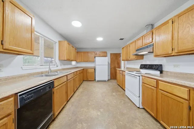 144 OAK PARK RD Adkins, TX 78101