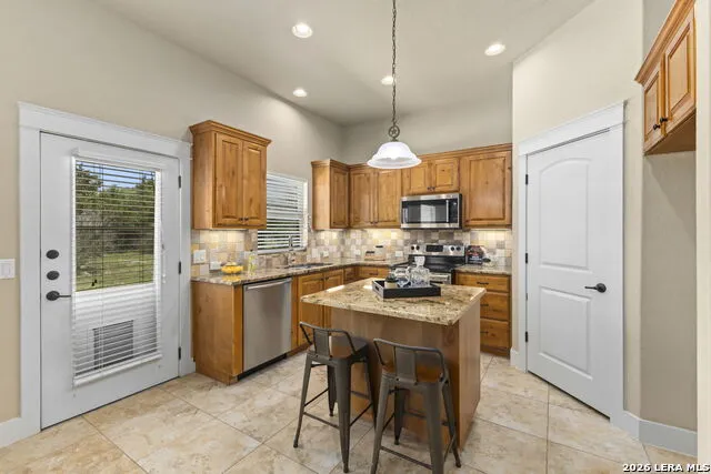 111 Swallow Ct Canyon Lake, TX 78133