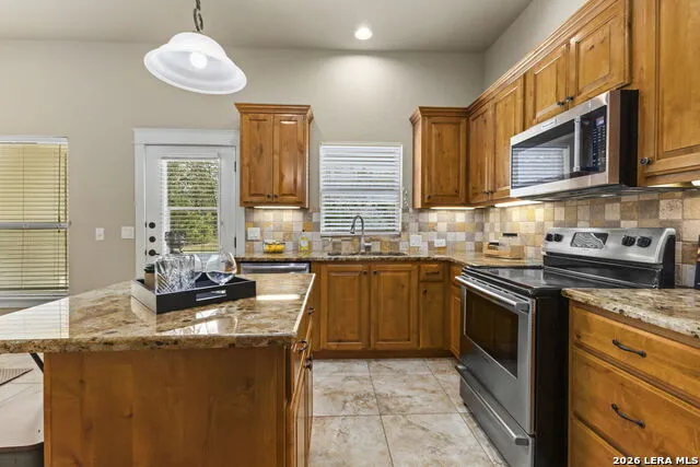 111 Swallow Ct Canyon Lake, TX 78133