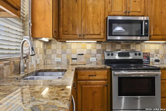 111 Swallow Ct Canyon Lake, TX 78133