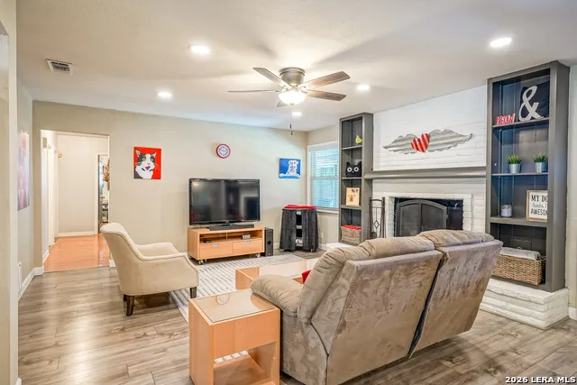 622 Sunhaven Dr Windcrest, TX 78239