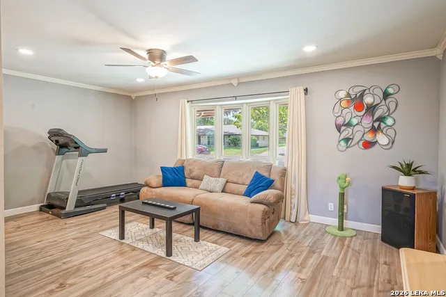 622 Sunhaven Dr Windcrest, TX 78239