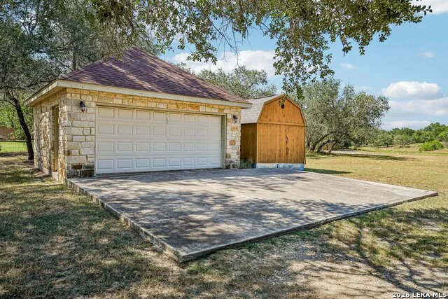 108 Medora Branch Floresville, TX 78114