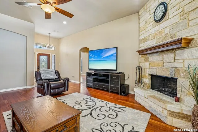 108 Medora Branch Floresville, TX 78114