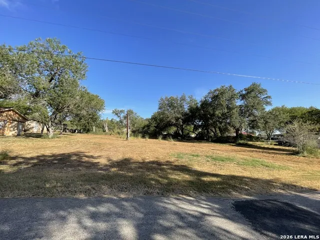 1511 E St Floresville, TX 78114