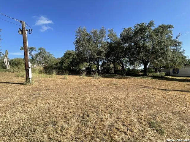 1511 E St Floresville, TX 78114