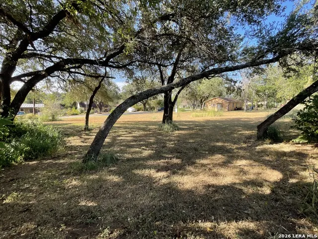 1511 E St Floresville, TX 78114