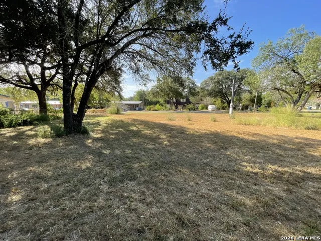 1511 E St Floresville, TX 78114