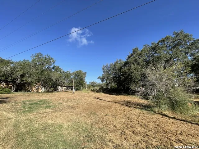 1511 E St Floresville, TX 78114