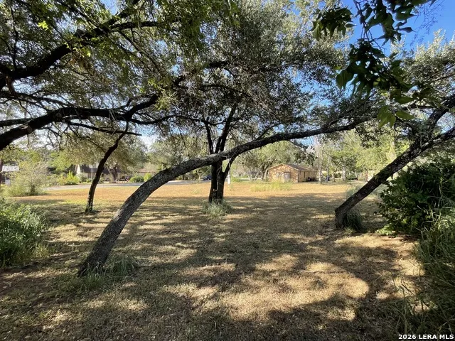 1511 E St Floresville, TX 78114
