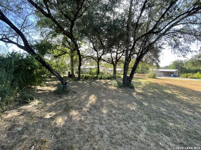1511 E St Floresville, TX 78114