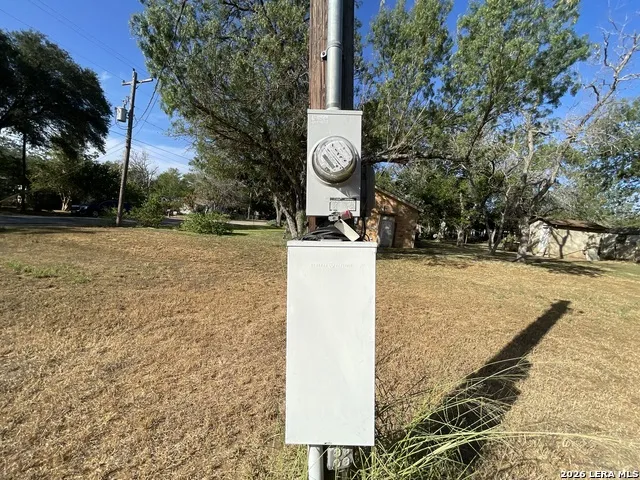 1511 E St Floresville, TX 78114