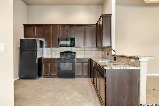 216 STONE GATE DR New Braunfels, TX 78130