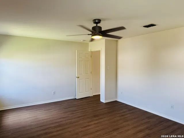 8943 Walnut Spgs Universal City, TX 78148