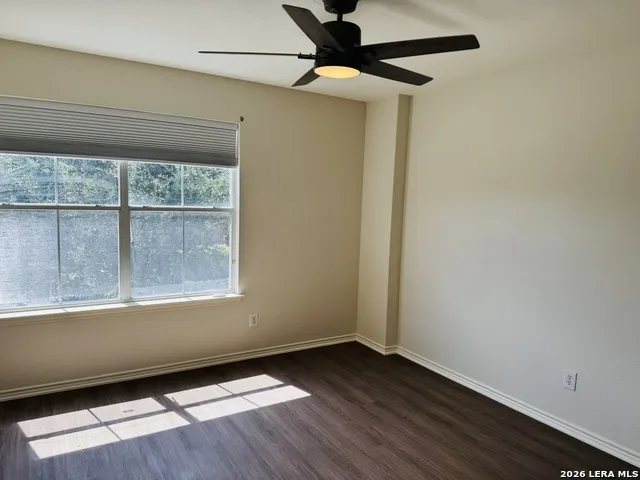 8943 Walnut Spgs Universal City, TX 78148