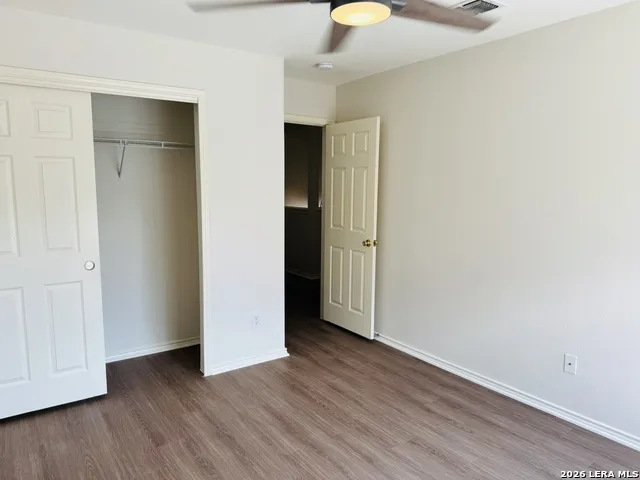 8943 Walnut Spgs Universal City, TX 78148