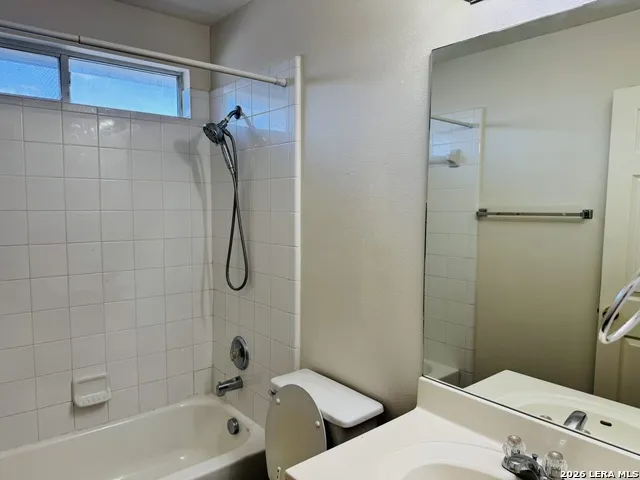 8943 Walnut Spgs Universal City, TX 78148