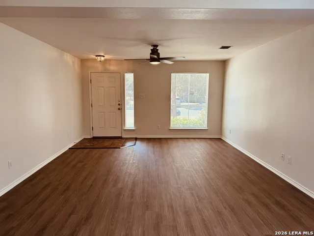 8943 Walnut Spgs Universal City, TX 78148