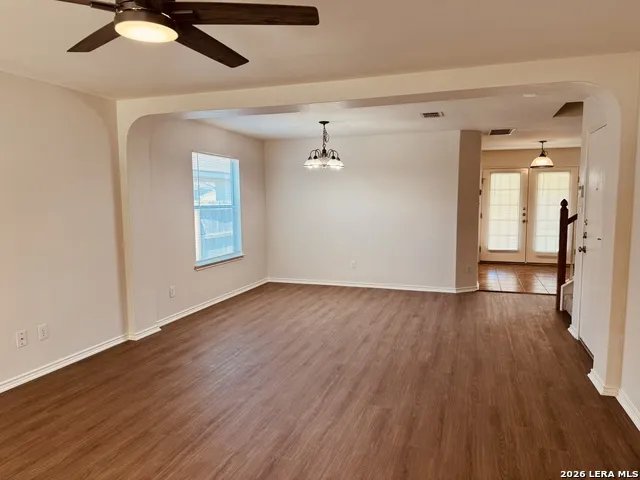 8943 Walnut Spgs Universal City, TX 78148