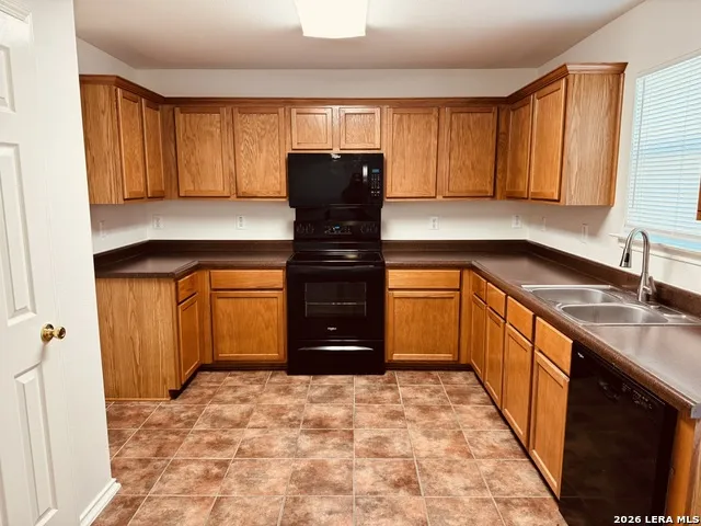 8943 Walnut Spgs Universal City, TX 78148