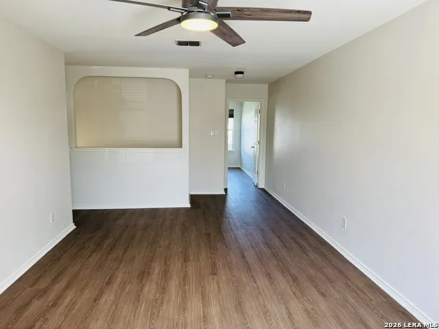 8943 Walnut Spgs Universal City, TX 78148