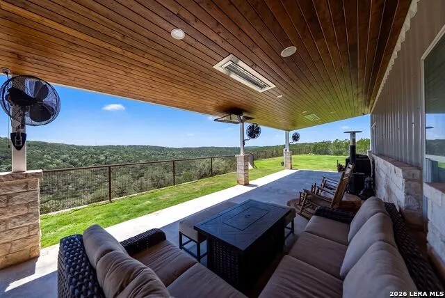 225 Arrowhead Ln Pipe Creek, TX 78063