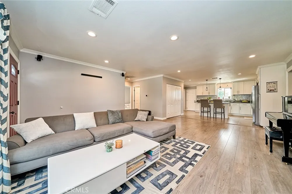 122 E El Norte Monrovia, CA 91016