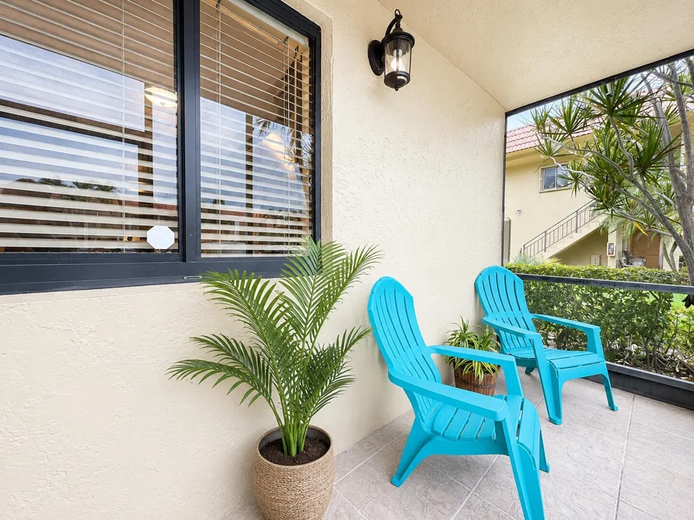 303 Lakeview Drive #102 Weston, FL 33326