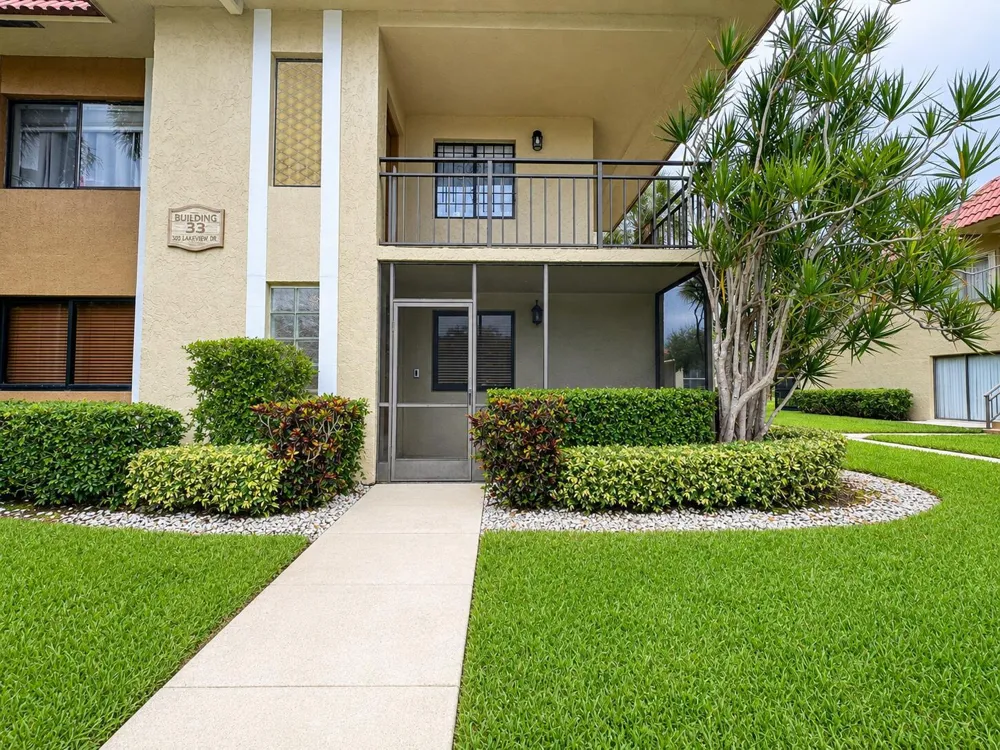 303 Lakeview Drive #102 Weston, FL 33326