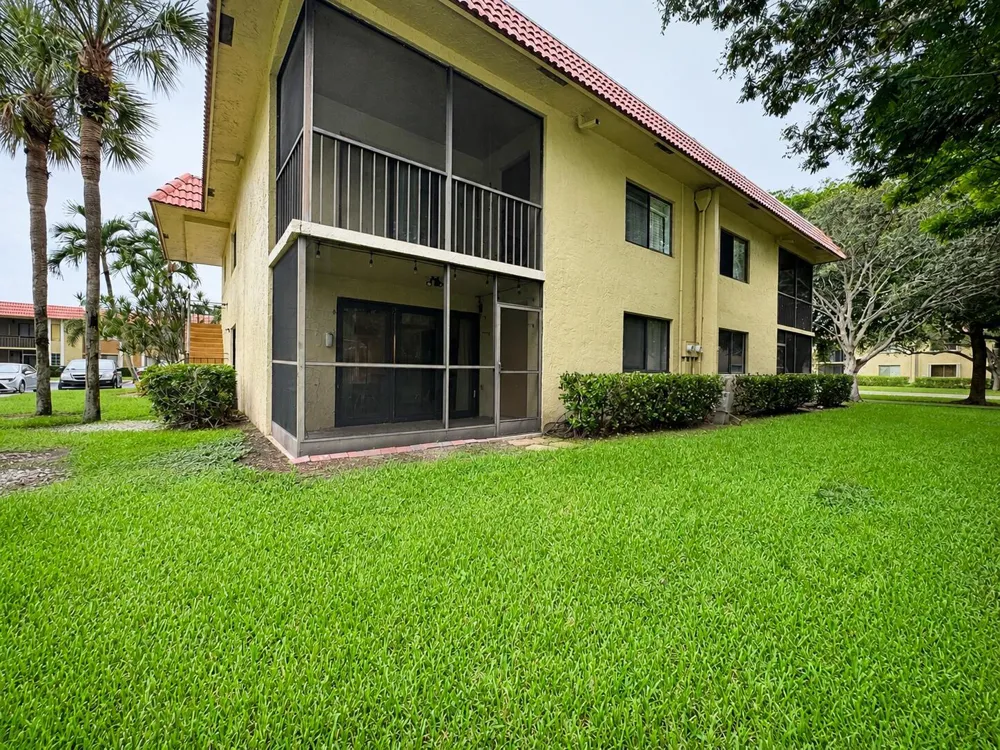 303 Lakeview Drive #102 Weston, FL 33326