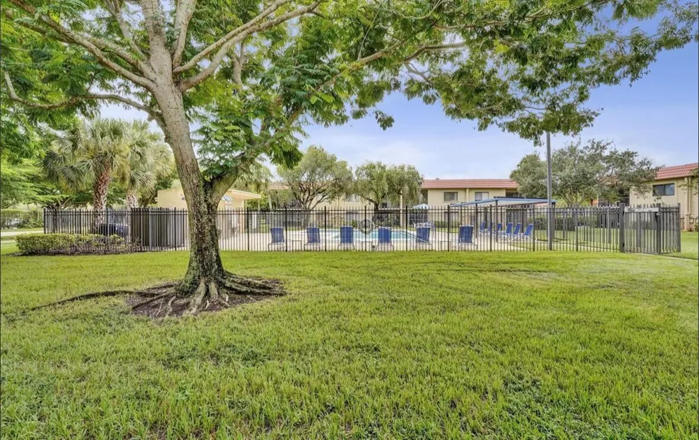 303 Lakeview Drive #102 Weston, FL 33326