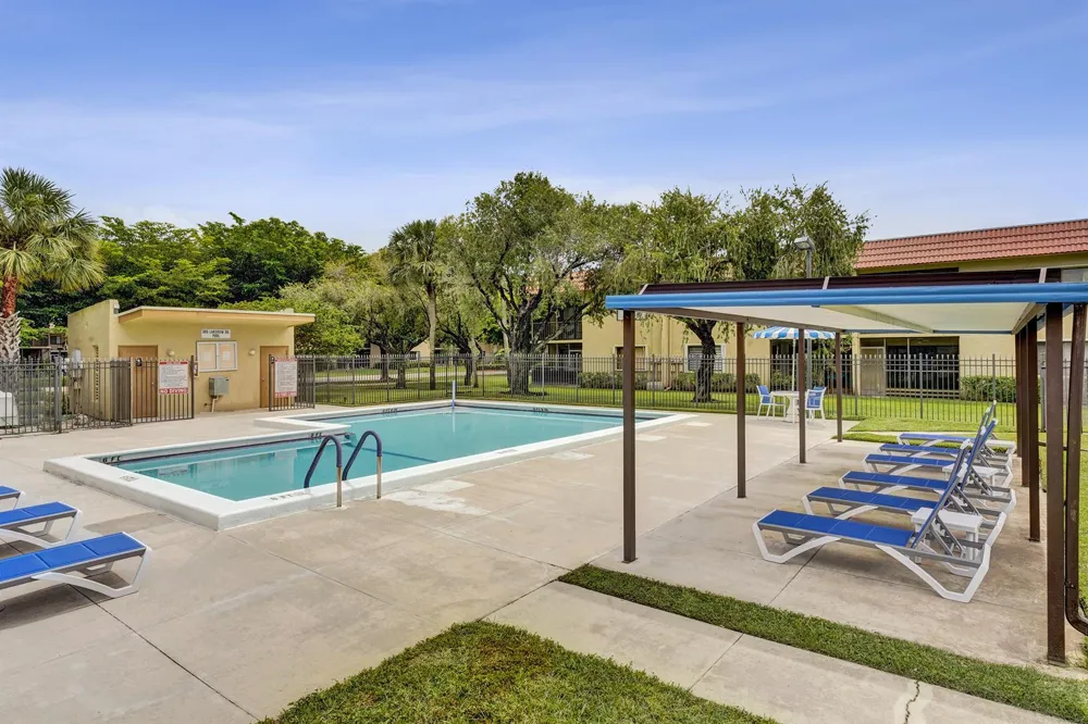 303 Lakeview Drive #102 Weston, FL 33326
