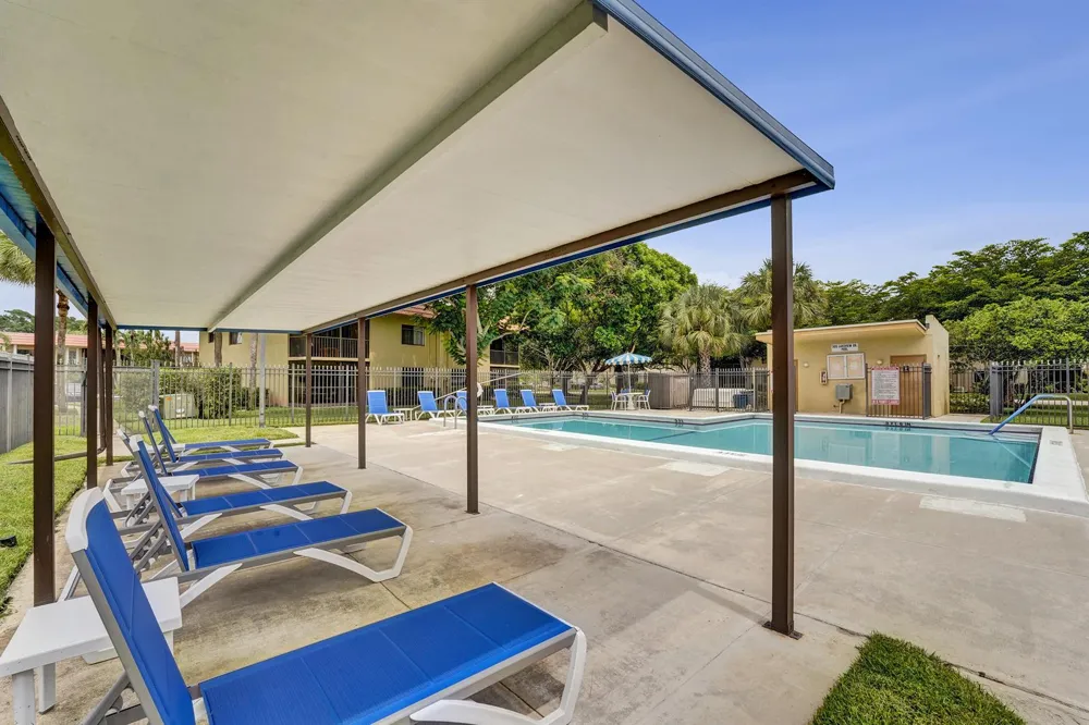 303 Lakeview Drive #102 Weston, FL 33326