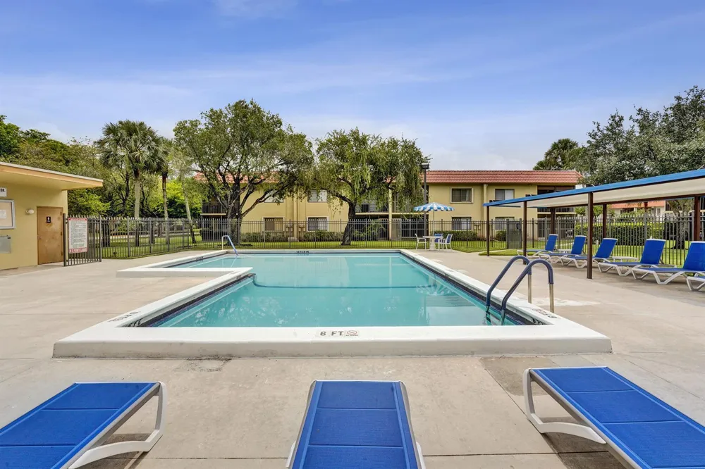 303 Lakeview Drive #102 Weston, FL 33326