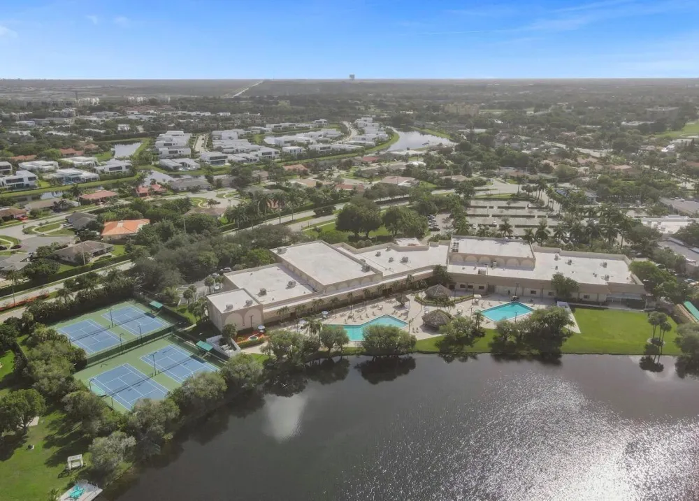 303 Lakeview Drive #102 Weston, FL 33326