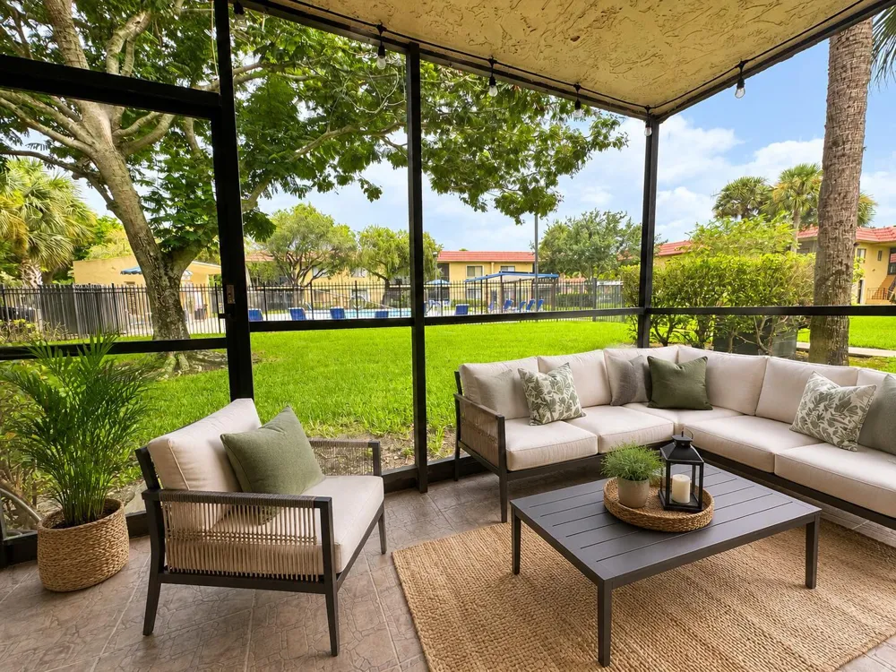 303 Lakeview Drive #102 Weston, FL 33326