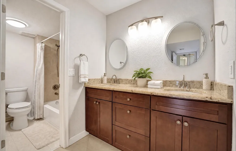 303 Lakeview Drive #102 Weston, FL 33326