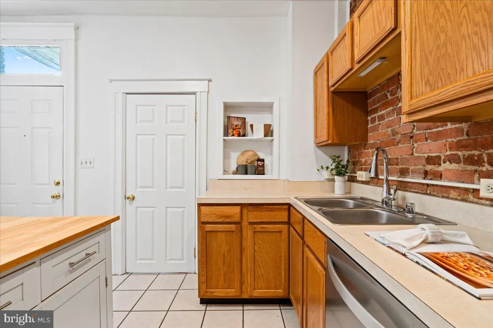 2612 CALVERT STREET Baltimore, MD 21218