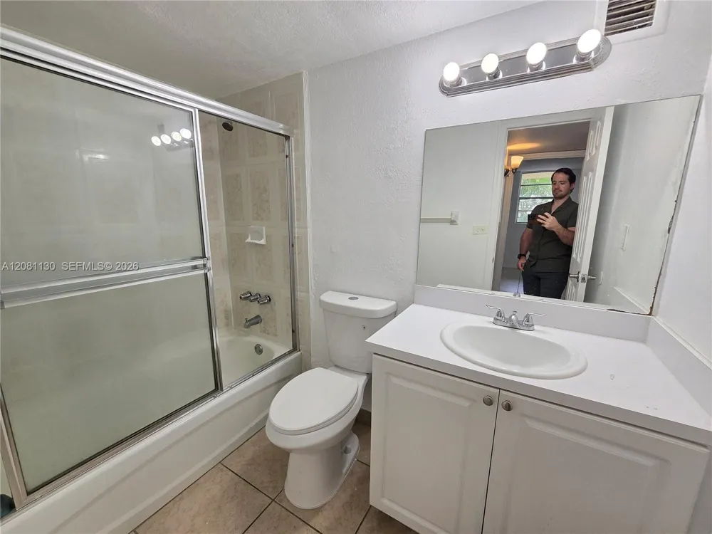 4550 NW 9th St #310E Miami, FL 33126
