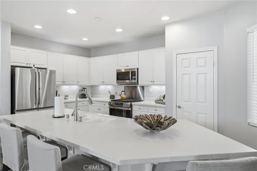 7181 Enclave Drive Eastvale, CA 92880