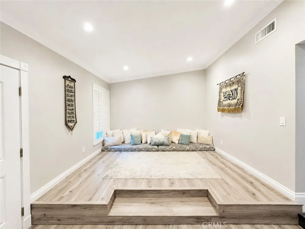 10151 Larwin #3 Chatsworth, CA 91311