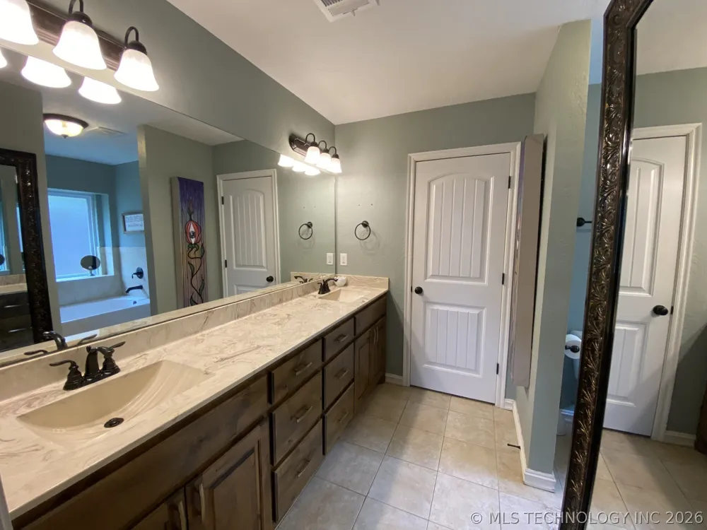 10713 Masters Circle Jenks, OK 74037