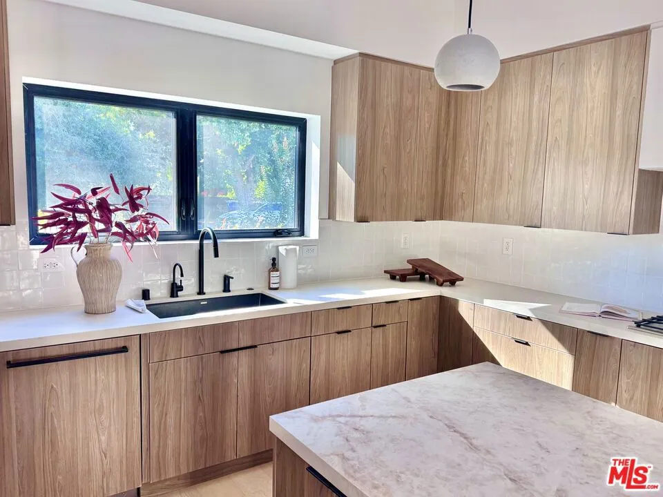 4040 Cartwright Avenue Studio City, CA 91604