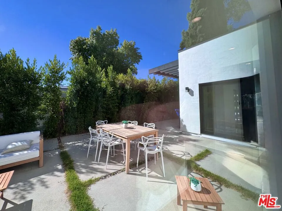 4040 Cartwright Avenue Studio City, CA 91604