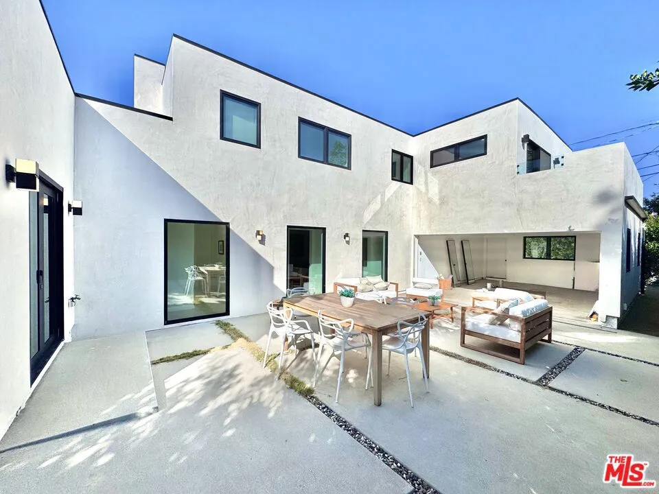 4040 Cartwright Avenue Studio City, CA 91604