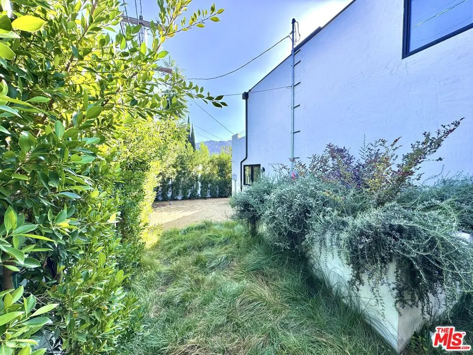 4040 Cartwright Avenue Studio City, CA 91604
