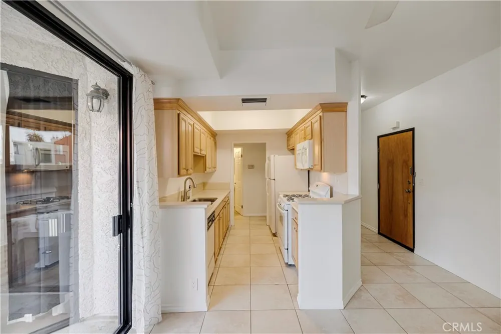 7211 Cozycroft #19 Winnetka, CA 91306