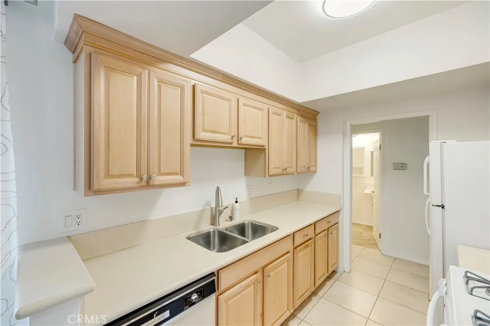 7211 Cozycroft #19 Winnetka, CA 91306