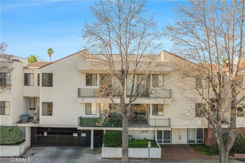 7211 Cozycroft #19 Winnetka, CA 91306