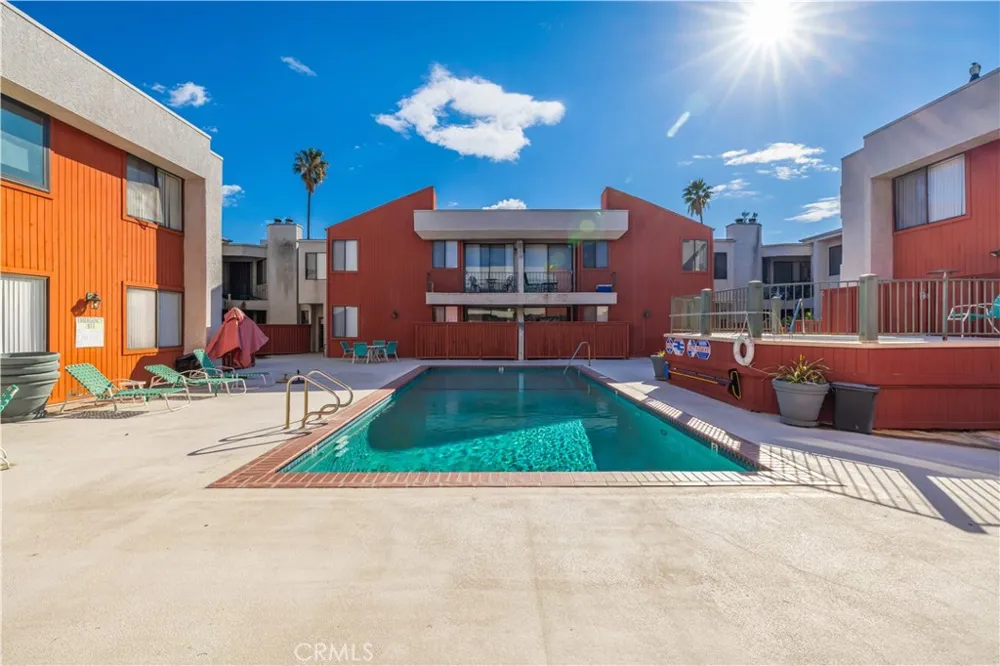 7211 Cozycroft #19 Winnetka, CA 91306